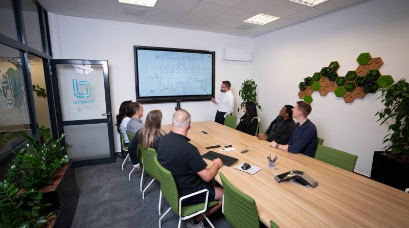 Das Team von ibj.berlin – Mitarbeiter in Projektbesprechung